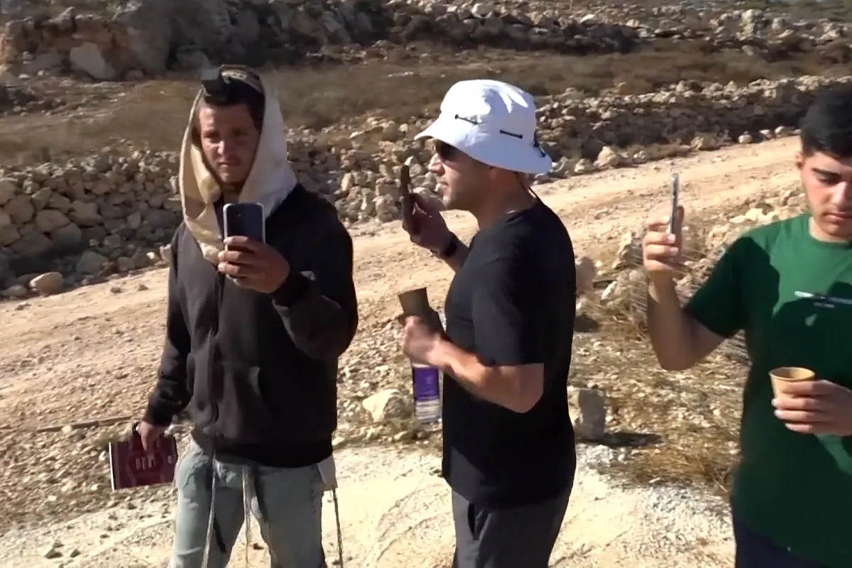 Un palestino estadounidense visita las ruinas de su casa en Cisjordania cuando aparece un colono israelí y le dice que se vaya: “Colono terrorista, no me toques