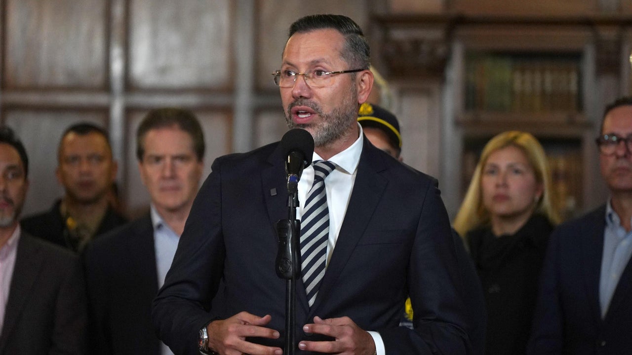“Me disculpo si las imágenes fueron sensibles”: ministro de Vivienda de Colombia se pronuncia tras ser visto de vacaciones luego del devastador terremoto | NTN24.COM