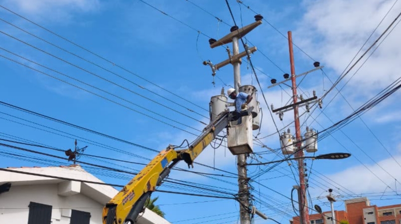 Alcaldía de Lechería ejecuta junto a Corpoelec atención integral de averías eléctricas en distintos sectores del municipio