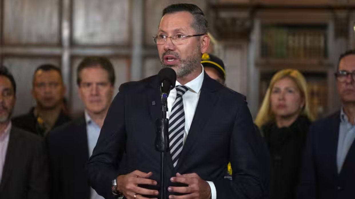Ministro de Vivienda de Colombia pidió perdón por polémicas fotos en medio de emergencia por terremoto