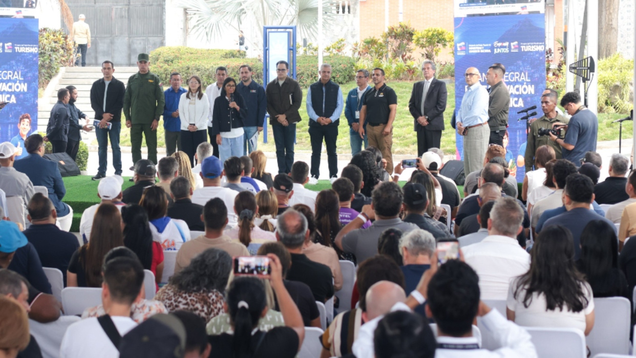 Presidenta Rodríguez reactiva comercios estratégicos y entrega financiamientos en La Guaira