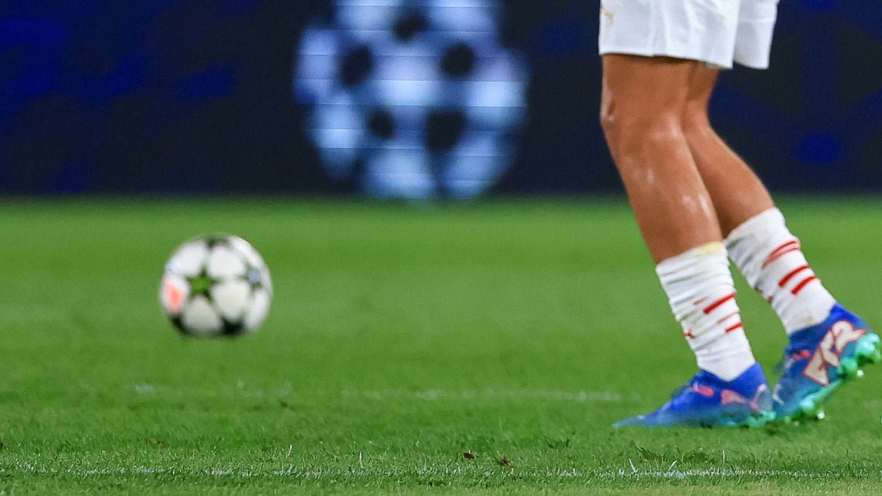 Futbolista colombiano brilla en la Champions y queda a un paso de jugar fase de grupos | NTN24.COM