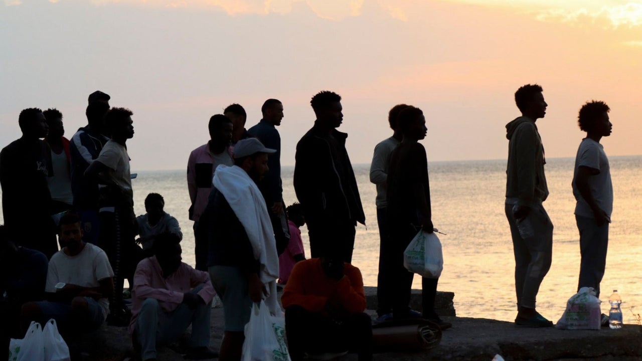 ¿Solución real a la crisis? España traslada a albergues a migrantes irregulares en Ceuta | NTN24.COM