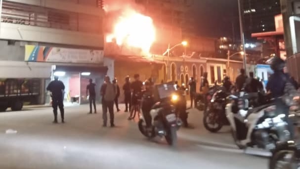 (+Video) Reportan incendio en los alrededores de la Torre David en Caracas