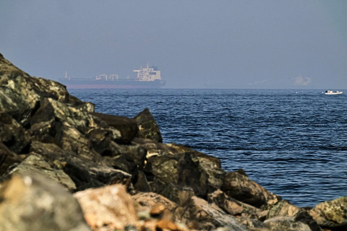 ¿Ha perdido Irán el control del estrecho de Ormuz? Filas de petroleros atraviesan el estrecho escoltados por barcos de EEUU