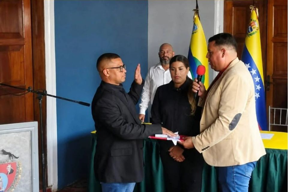 Torrellas formaliza renuncia y juramentan a nuevo alcalde encargado en Roscio, Bolívar | TalCual