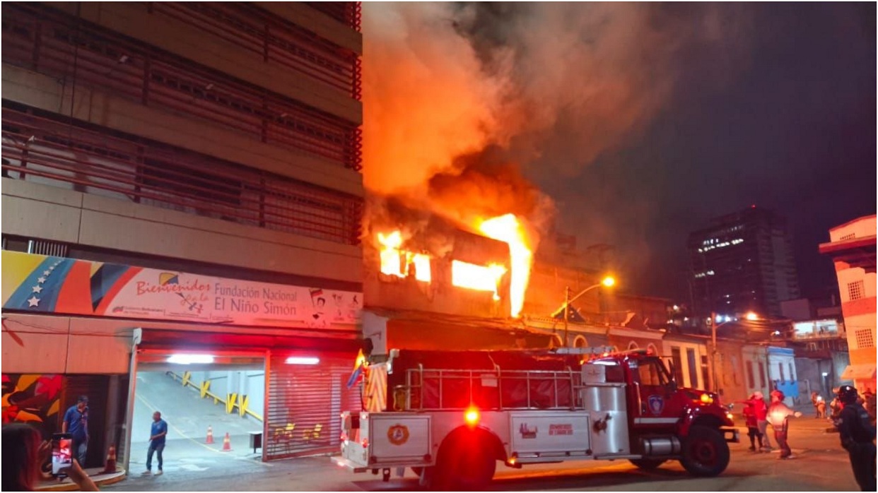 Voraz incendio consume carpintería adyacente a la Fundación El Niño Simón en Caracas (+Video)