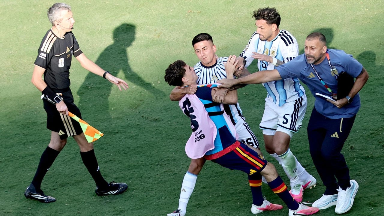 FIFA sanciona con hasta 10 partidos a jugadores de la Selección Argentina y un miembro del cuerpo técnico tras incidentes en la final del Mundial ante España | NTN24.COM