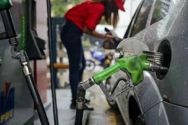 Venezuela produce al menos 100.000 barriles diarios de gasolina: “Se logra abastecer el mercado nacional” – bancaynegocios.com