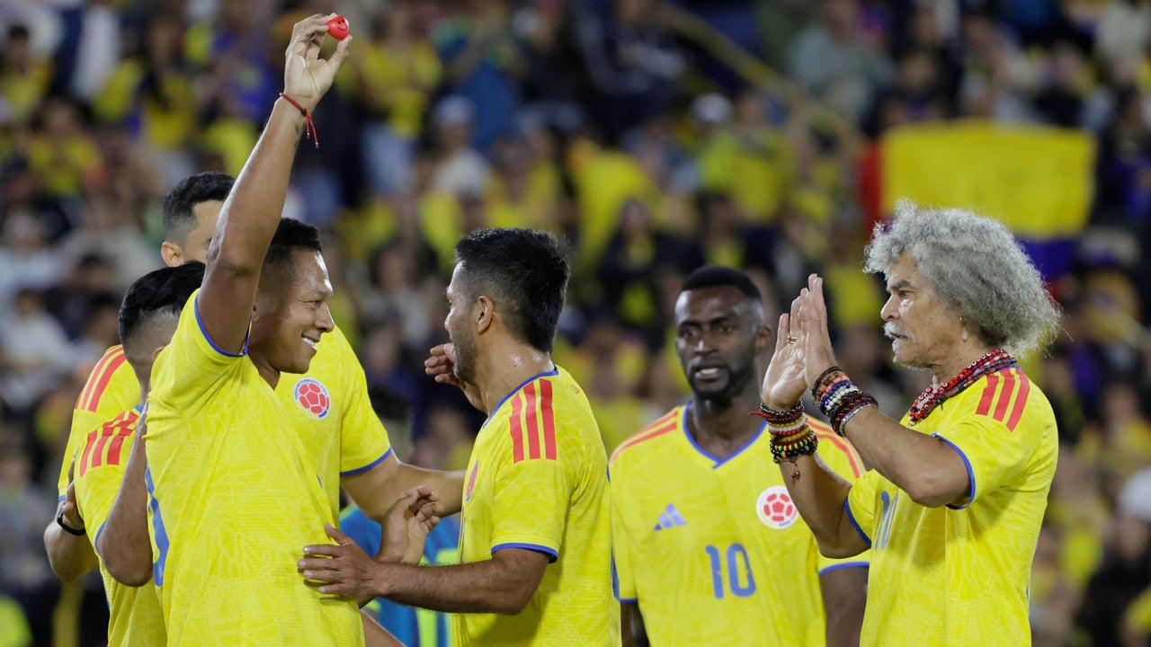 Destacados futbolistas en la historia de Colombia jugaron partido benéfico por los damnificados del terremoto: Cuadrado marcó sensacional gol a Mondragón | NTN24.COM