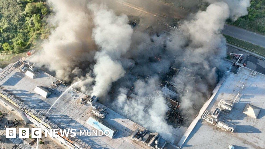 Ucrania busca sobrevivientes tras un doble ataque ruso contra un centro comercial que dejó 16 muertos en el sureste del país – BBC News Mundo