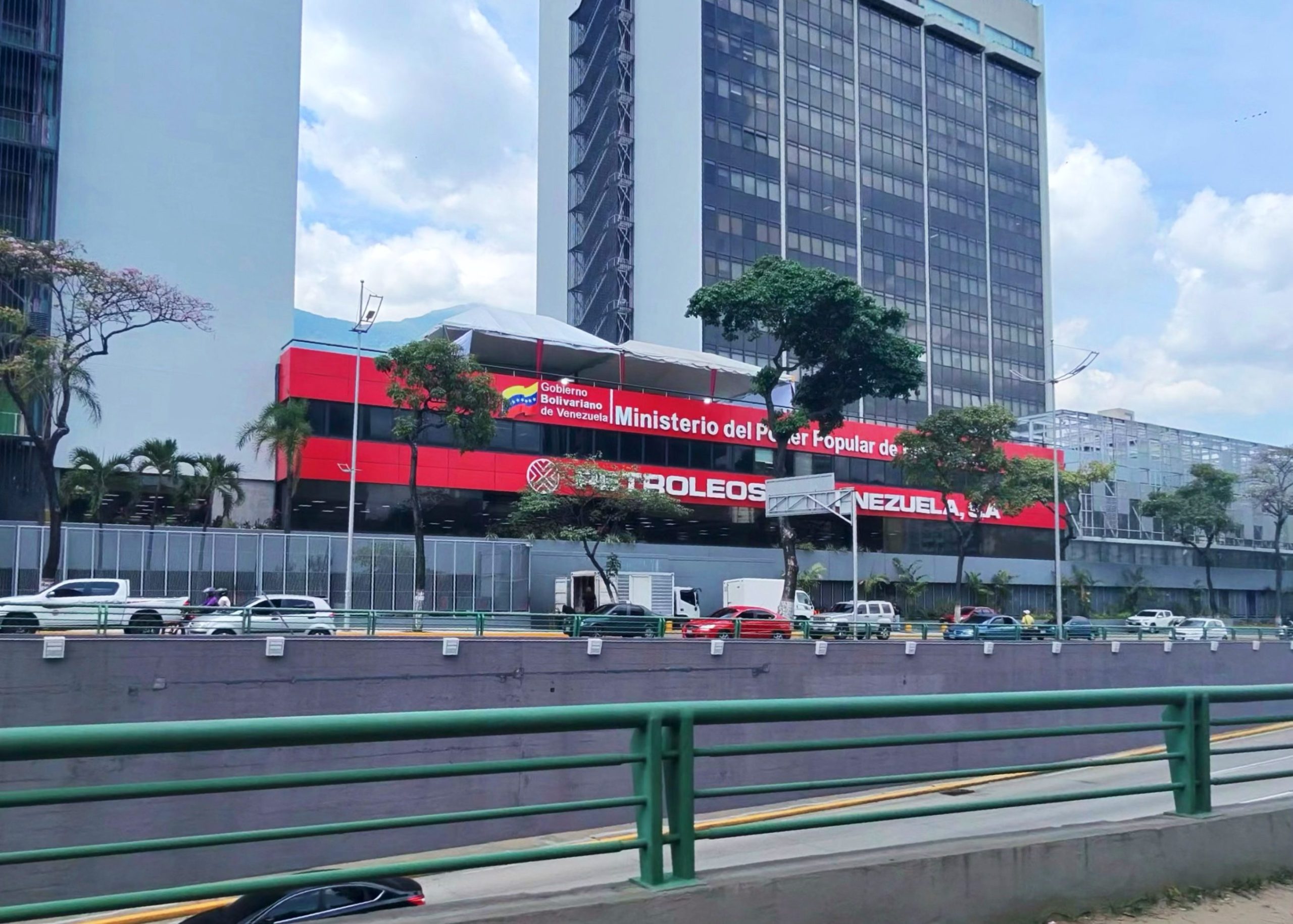 Incertidumbre jurídica y sobrecarga regulatoria restan atractivo a contratos petroleros con Venezuela
