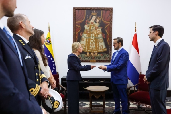 Canciller de Venezuela recibe las copias de estilo de la nueva embajadora de los Países Bajos – bancaynegocios.com