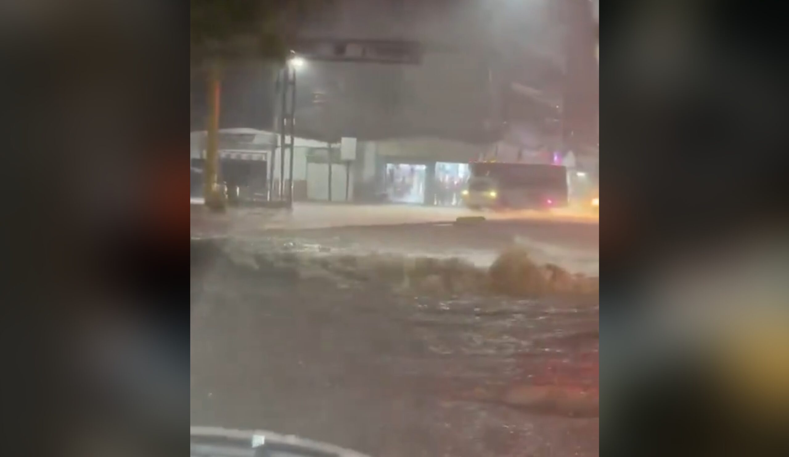 Inundaciones afectan el centro de La Victoria tras fuertes lluvias la noche de este sábado