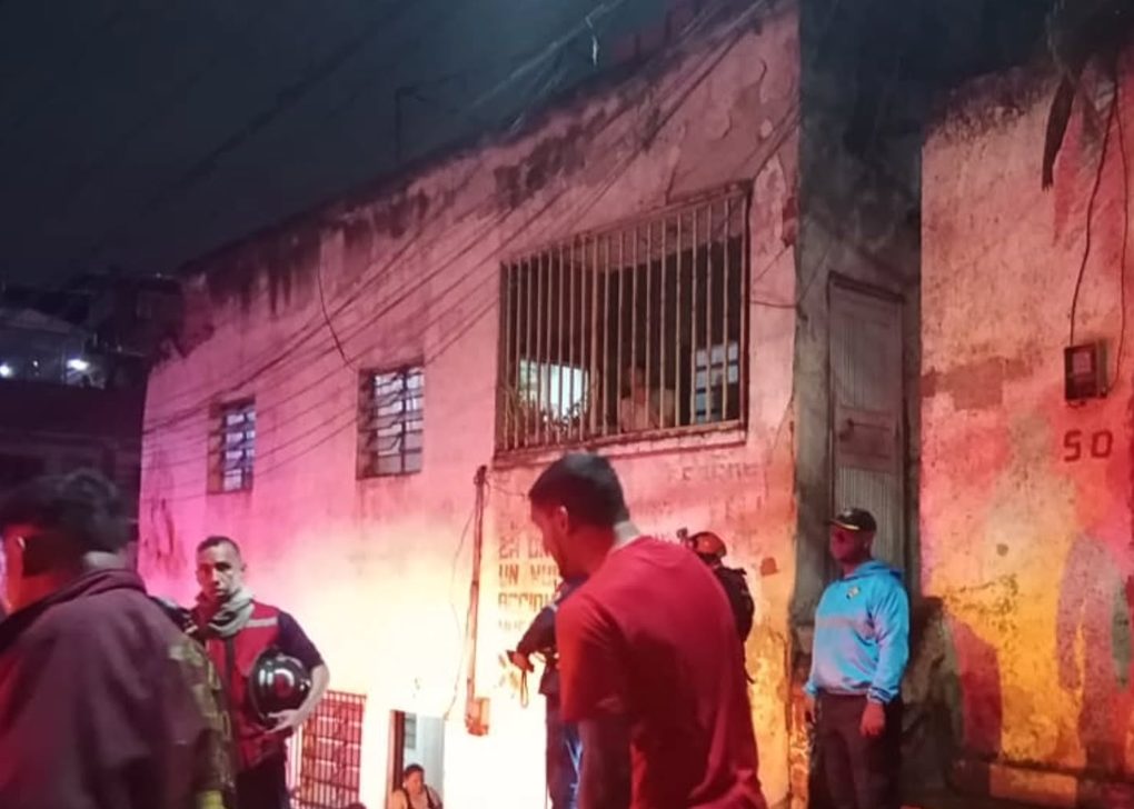 Bomberos de Caracas sofocaron incendio en una vivienda de El Valle durante las fuertes lluvias