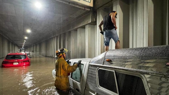 Al menos 100 personas fueron rescatadas tras inundación de la autopista Valle – Coche en Caracas
