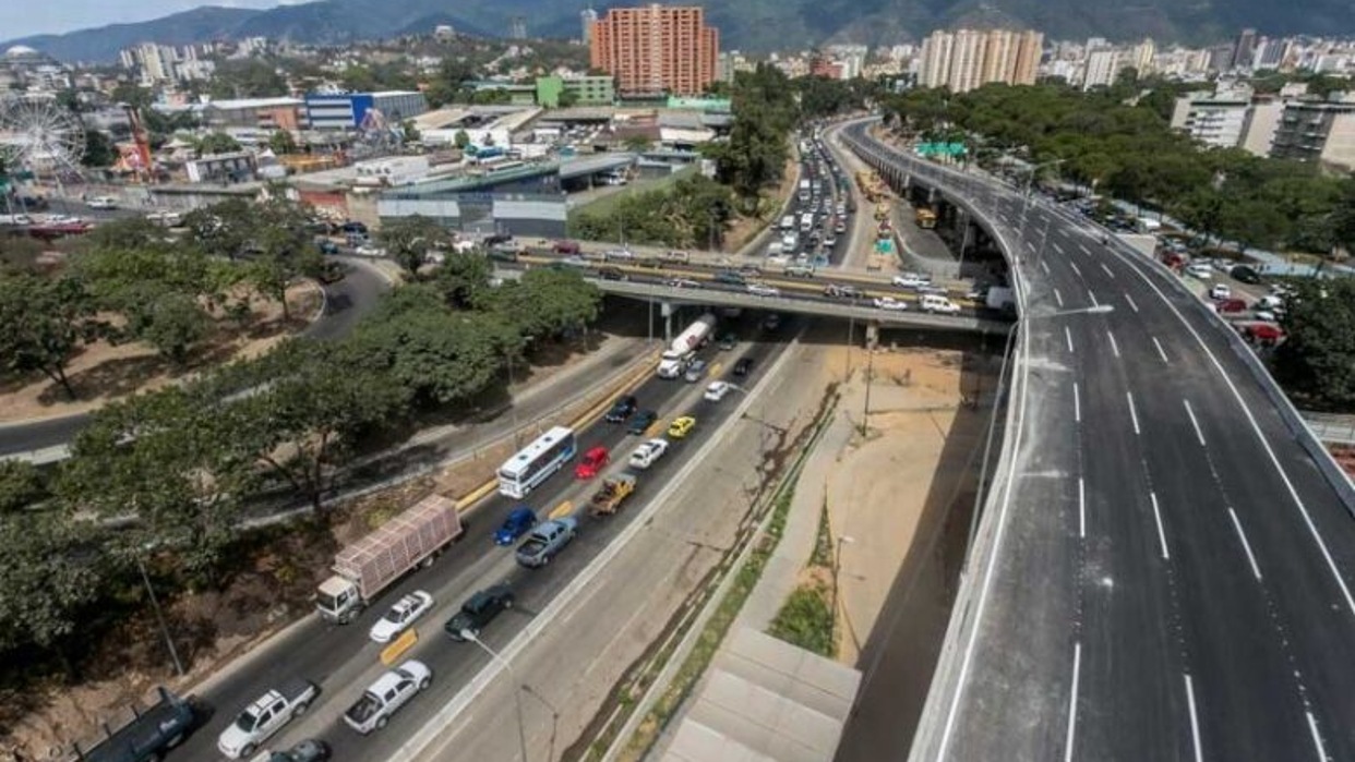 Reabierto el paso en la autopista Valle – Coche de Caracas tras colapso por lluvias
