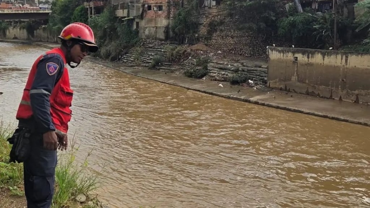 Buscan pasajeros de moto que cayeron en alcantarilla en medio del aguacero del sábado en Caracas
