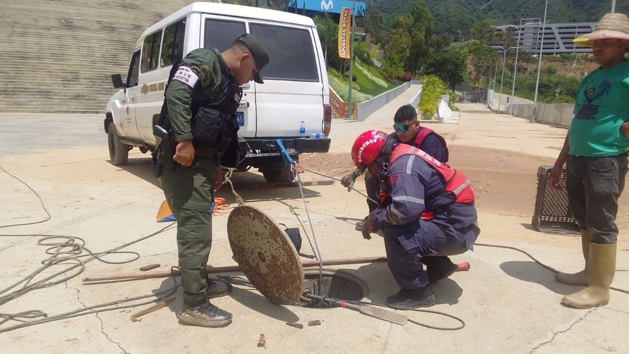 Hallan sin vida a mujer arrastrada por corriente hacia una alcantarilla en Caracas