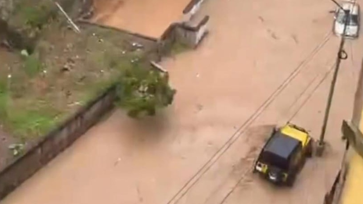 Las fuertes lluvias en el estado Miranda provocan el desbordamiento de la quebrada Santa Isabel en Carrizal