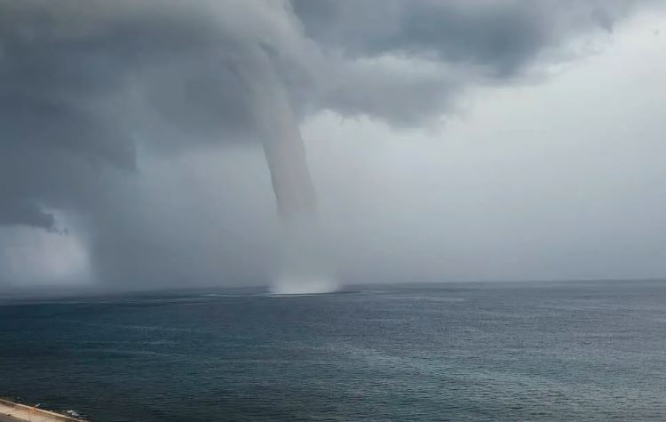 Trombas marinas fueron avistadas en Aragua y Zulia mientras avanzan ondas tropicales por Venezuela (VIDEOS)