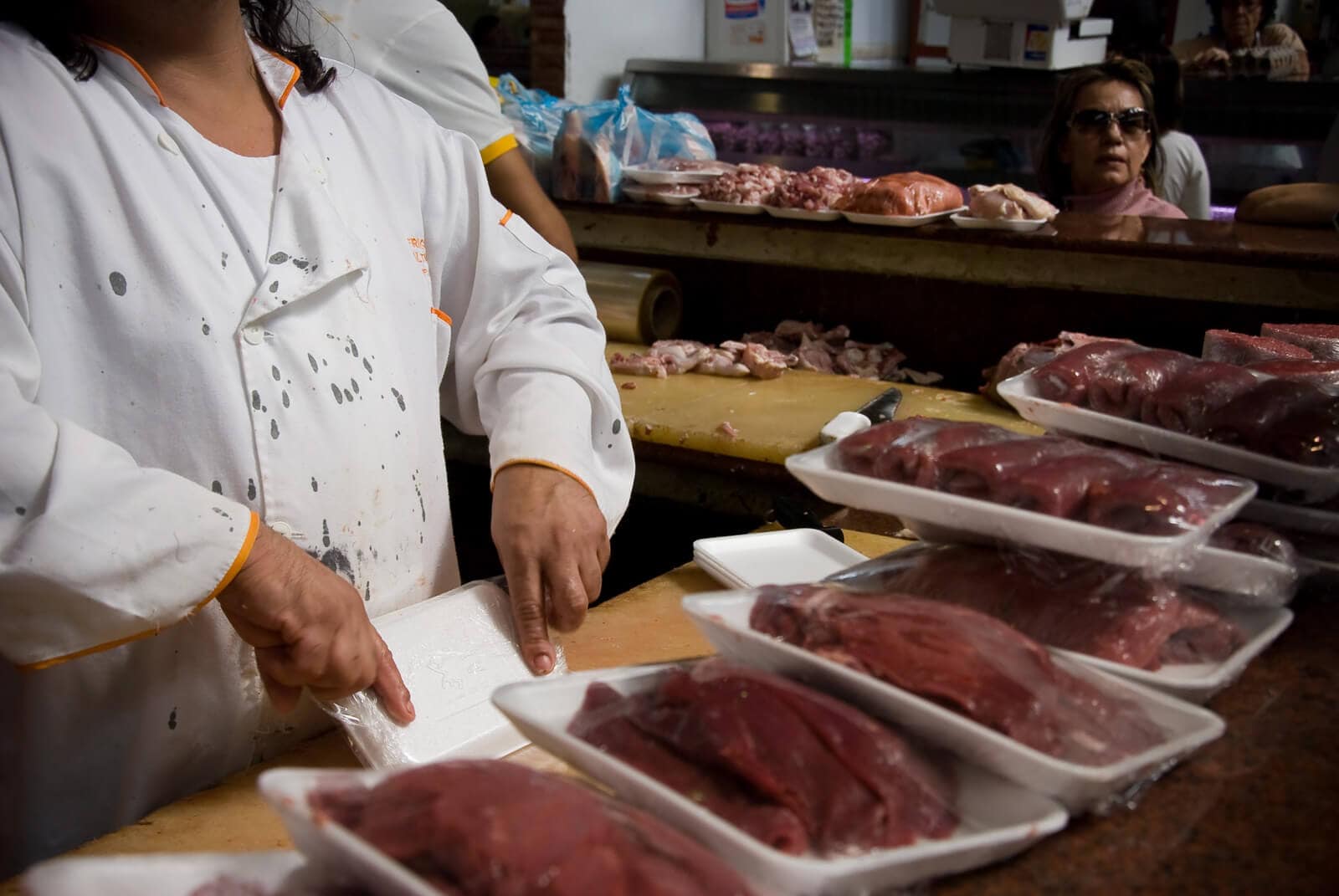 Vuelve el pago en dólares a mercados de Caracas ante la alta inflación