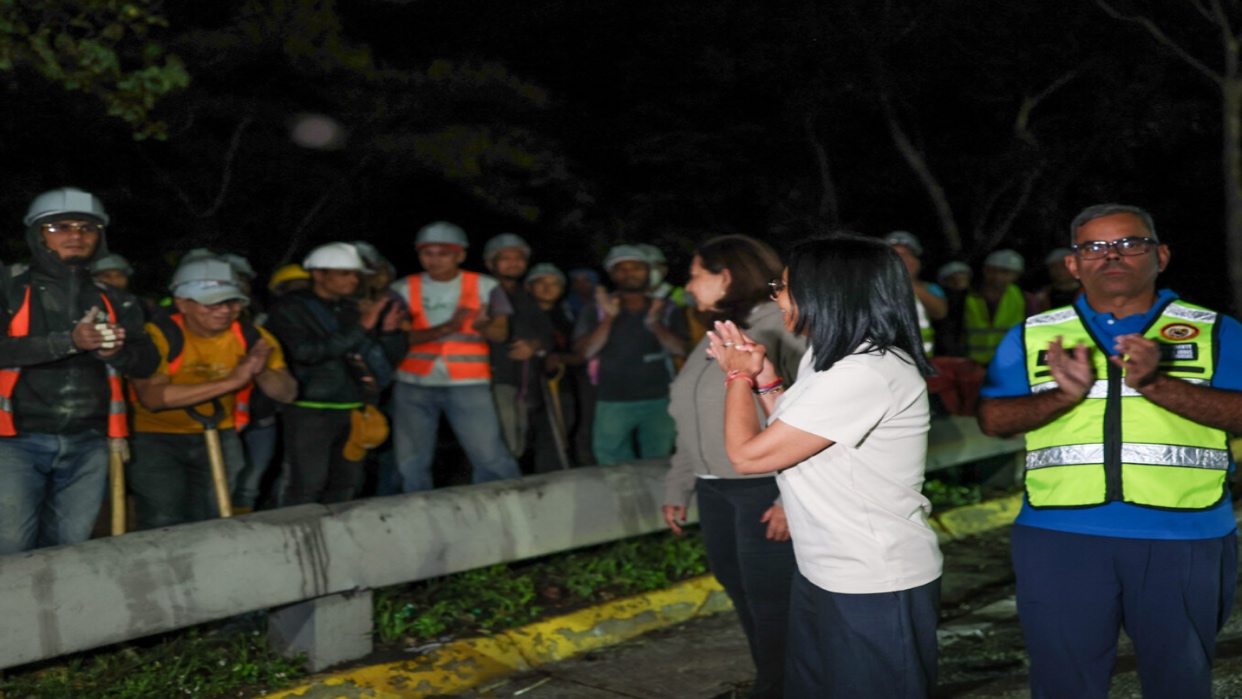 Presidenta Delcy Rodríguez supervisa los trabajos de despeje vial tras fuertes lluvias en Caracas