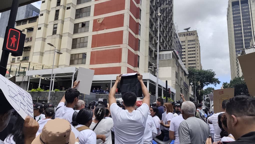 Familiares de presos políticos superan cerco policial y marchan en Caracas
