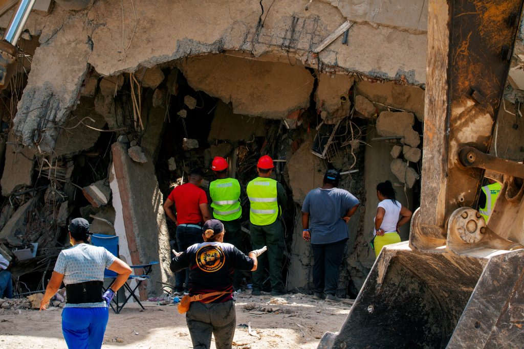 A dos meses del doble terremoto en La Guaira: Familias buscan a sus desaparecidos