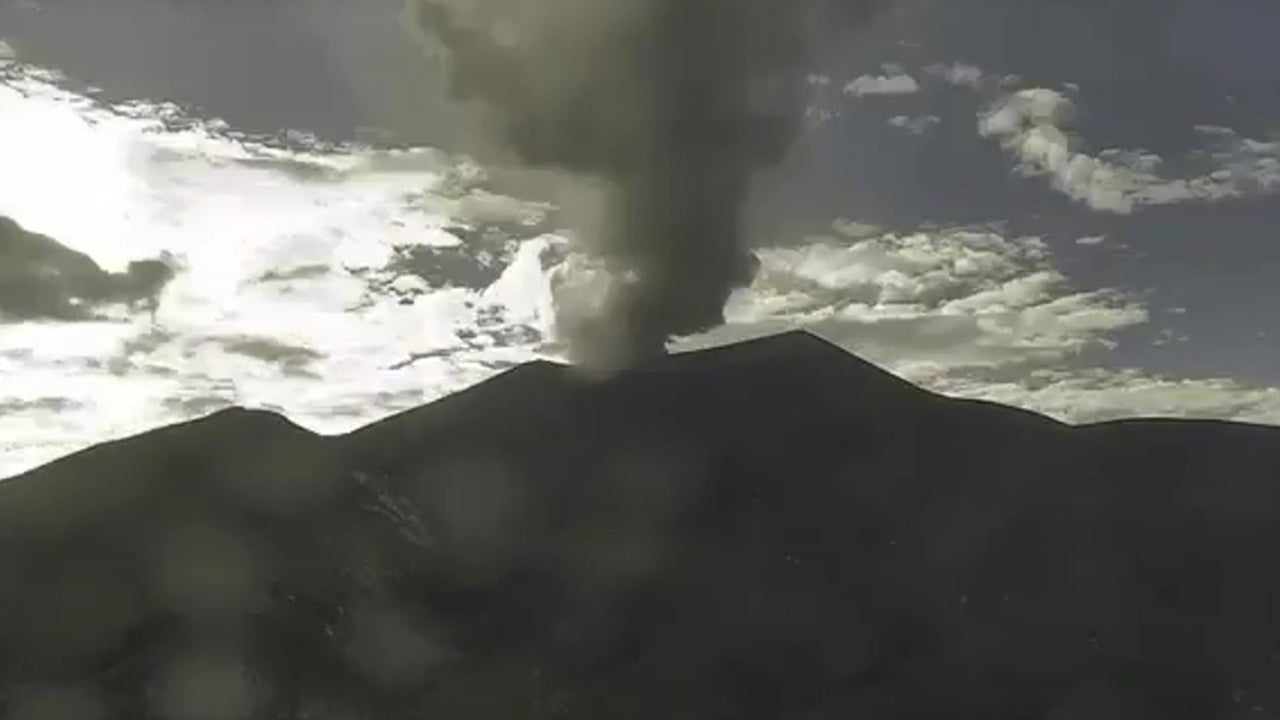 Servicio Geológico Colombiano revela impactantes imágenes de las emisiones de ceniza del volcán Puracé con alturas de hasta 700 metros | NTN24.COM