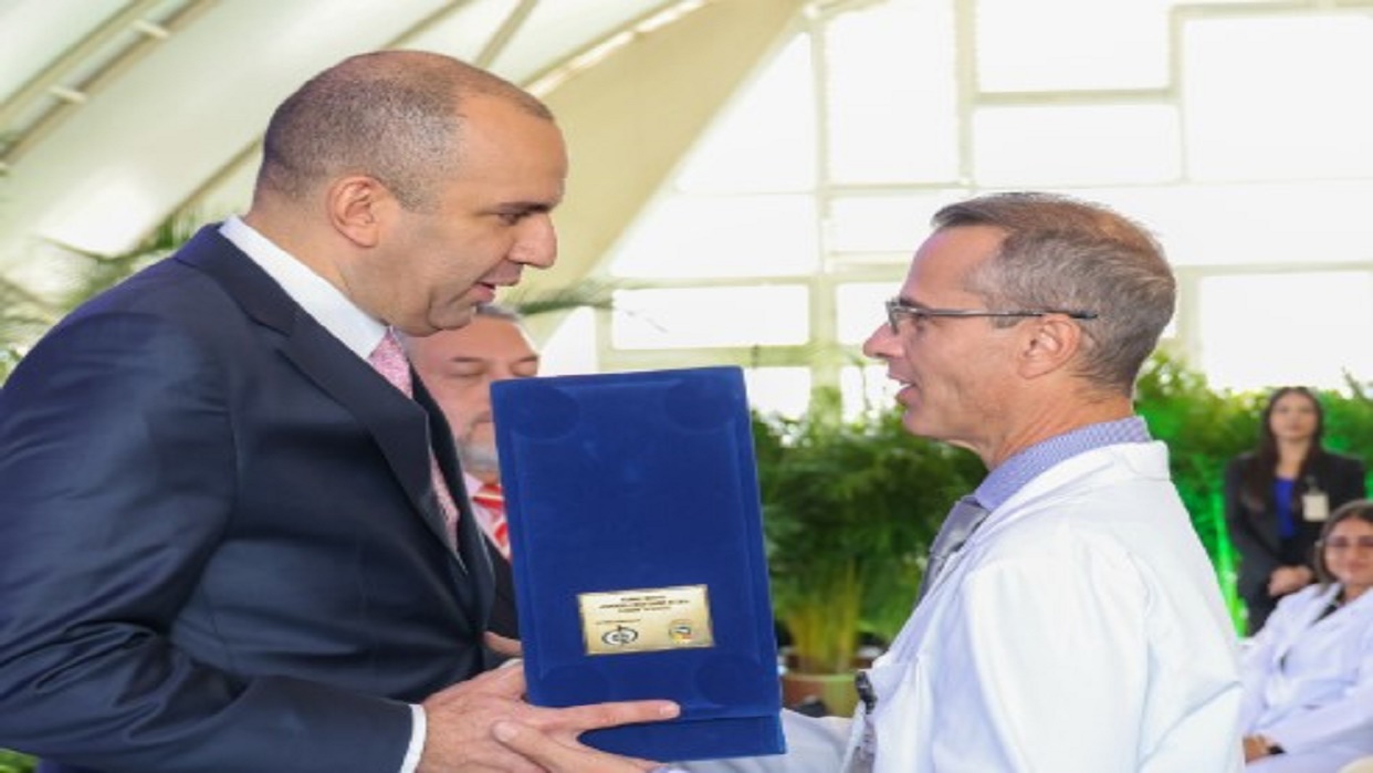 Larry Devoe condecora a personal del Servicio Médico del Ministerio Público tras contingencia en La Guaira