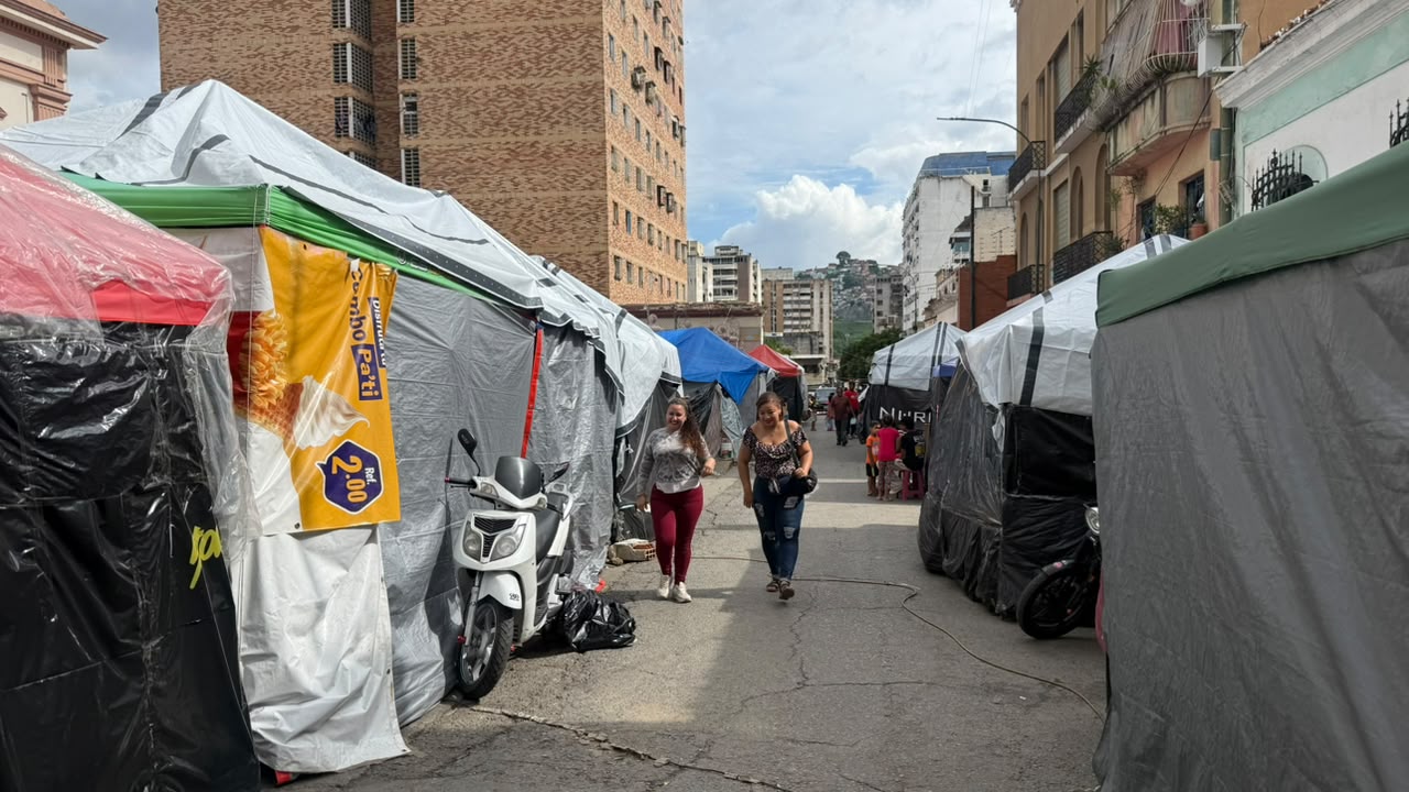 Dos meses después de los terremotos: familias acampan en plazas y calles de Caracas – Efecto Cocuyo