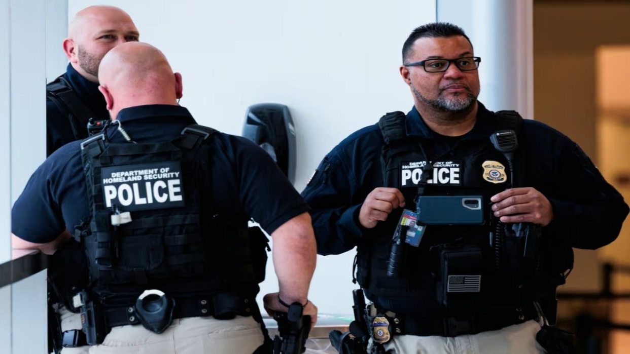 Los arrestos del ICE subieron a casi 50.000 en julio, el máximo mensual del 2do mandato de Trump