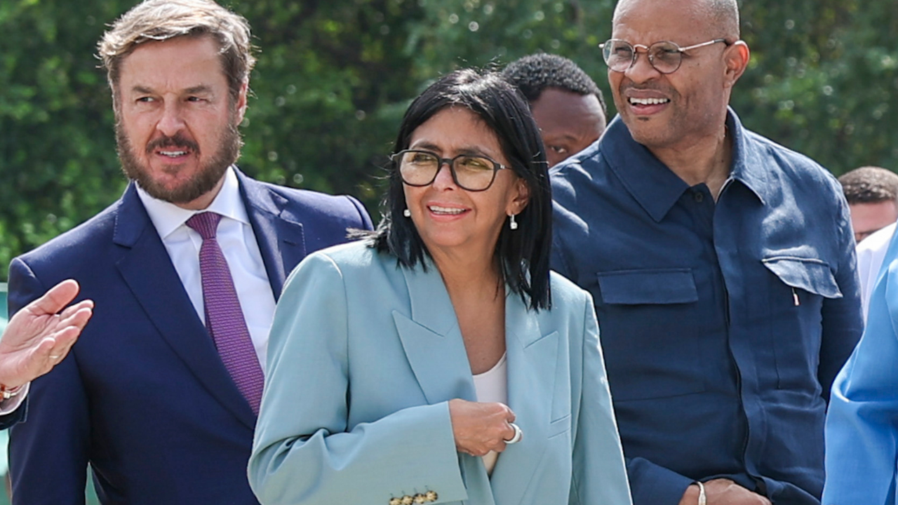 En medio de crisis eléctrica en Venezuela, Delcy Rodríguez dice que “el trabajo para mejorar los servicios públicos no comenzó con el terremoto ni termina con la reconstrucción” | NTN24.COM