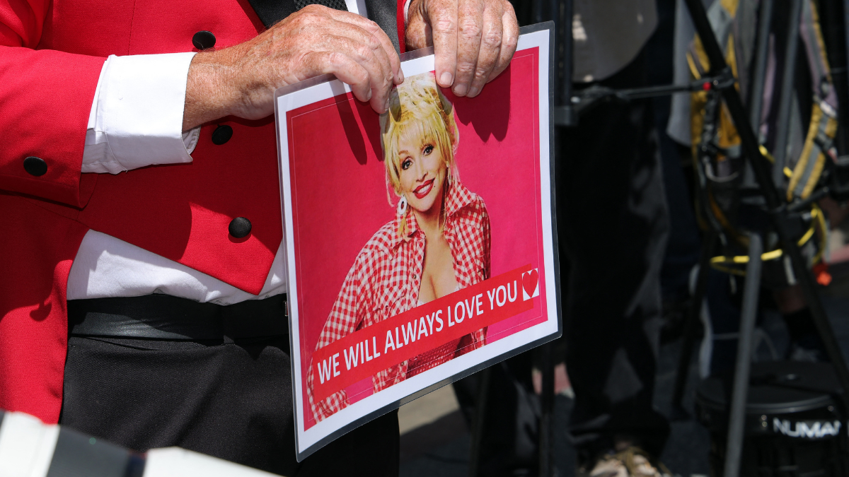 Revelan la causa de muerte de la legendaria cantante de música country Dolly Parton | NTN24.COM