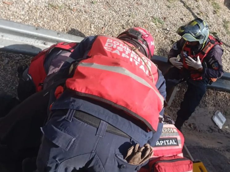 Pasajera cayó al vacío tras colisión de una moto contra un camión en autopista de Caracas