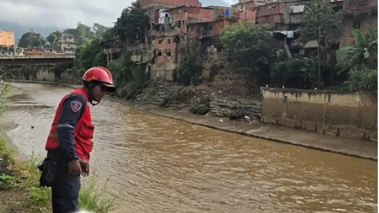 Cuerpos de rescate extienden búsqueda del niño arrastrado por una alcantarilla en La Rinconada