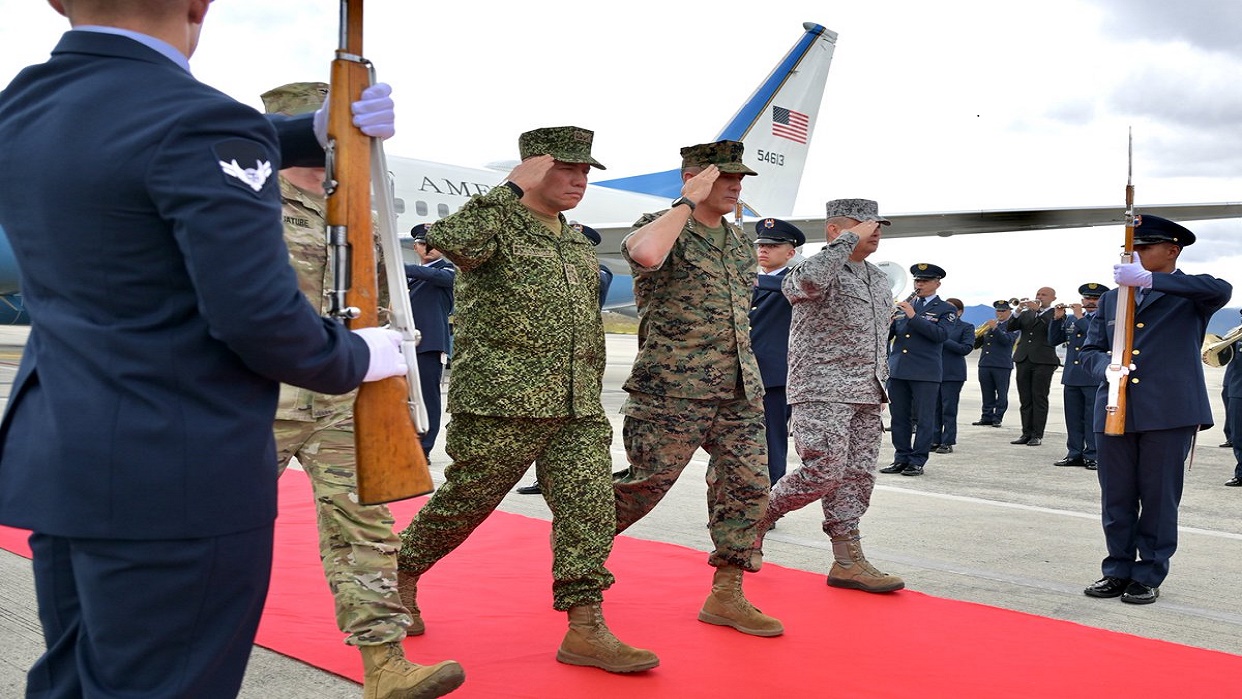 Comandante del Comando Sur de EEUU llega a Bogotá para reunirse con la nueva cúpula militar de Colombia