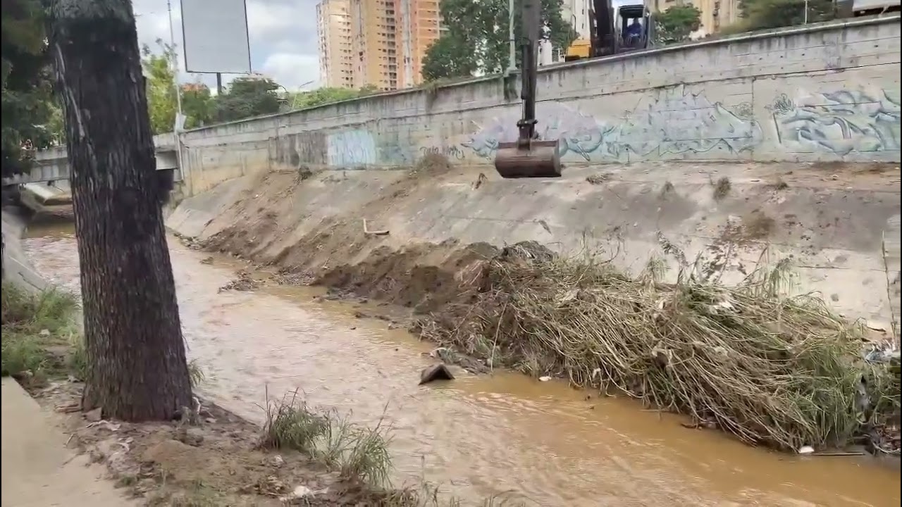 Alcaldía de Caracas despliega maquinaria pesada para despejar vías y prevenir desbordamientos tras intensas lluvias
