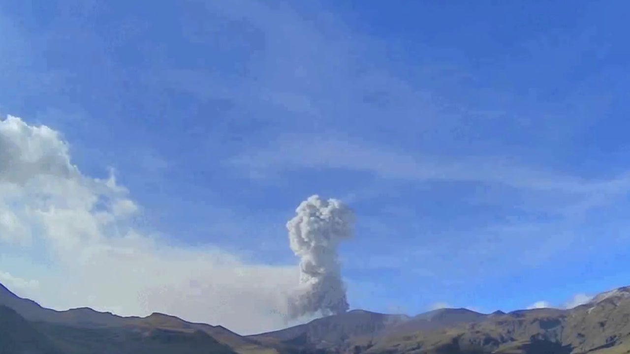 Capturan en imágenes emisiones de ceniza de más de 3200 metros de altura del volcán Puracé en el occidente de Colombia | NTN24.COM