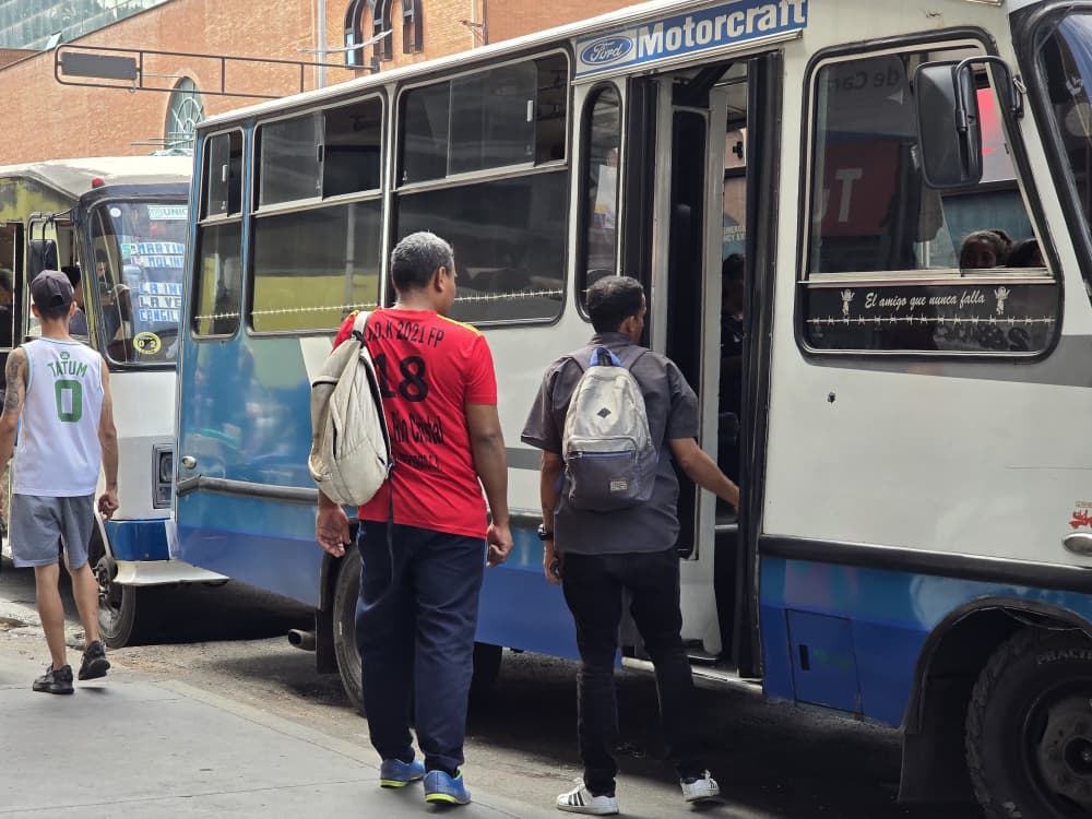 Comisiones bancarias y falta de sencillo encarecen el pasaje en Caracas