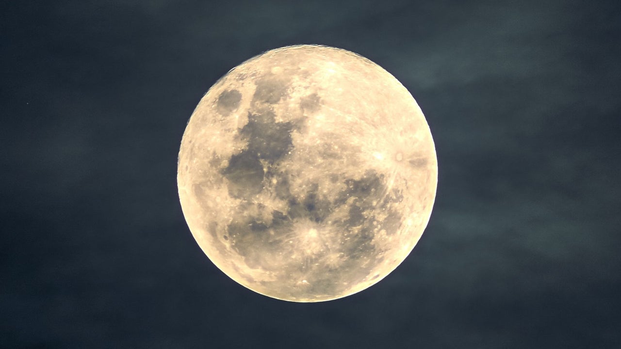 Así se vio el eclipse lunar parcial desde Colombia y Venezuela: la Luna se tiñó de rojo | NTN24.COM