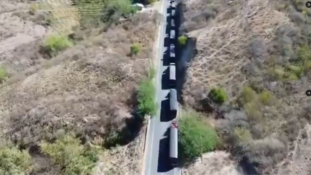 Más de 30 camiones de gran tamaño cargados con café de exportación avanzaron por vía de Colombia escoltados por un tanque: las imágenes y el motivo | NTN24.COM