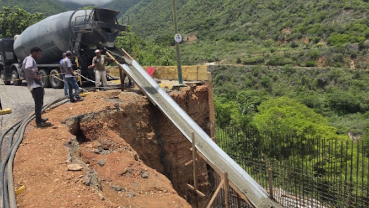 Ejecutan vaciado de concreto en falla de borde de Caraballeda
