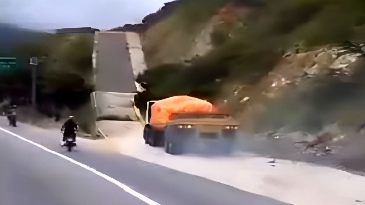 Gandola sin frenos volcó en la rampa de la autopista Caracas – La Guaira