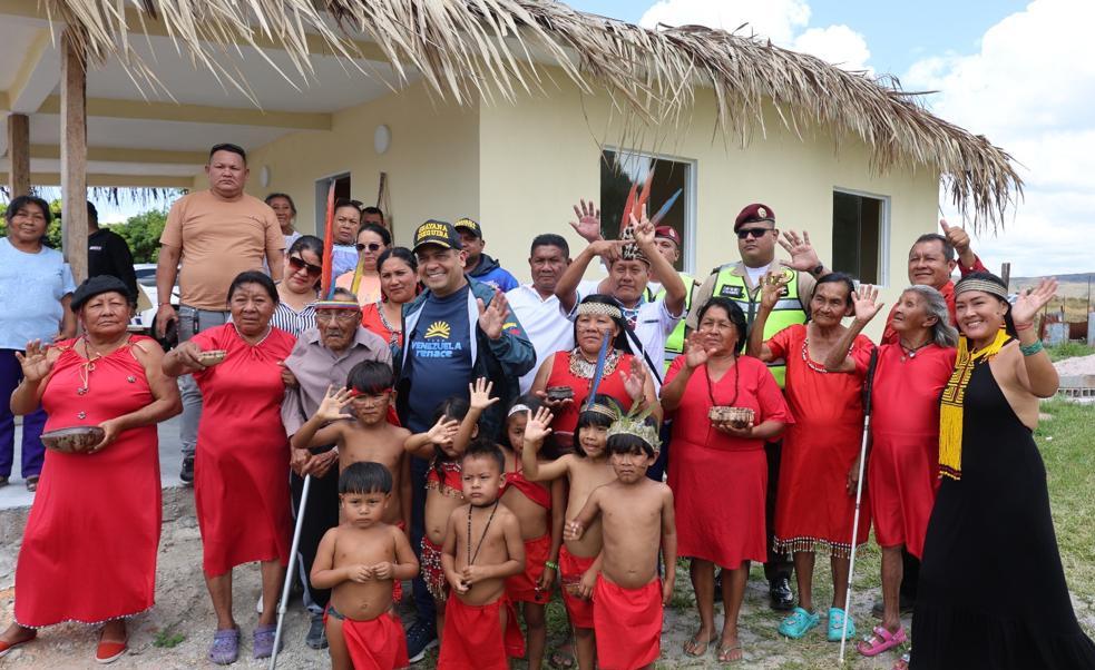 Gobernador de Guayana Esequiba entregó primera casa modelo en Santa Cruz de Mapaurí