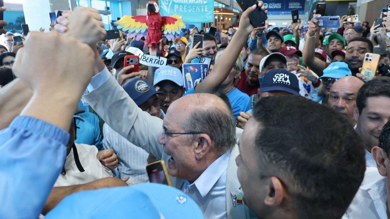 Omar González regresa a Venezuela tras más de un año en el exilio y comparte mensaje de María Corina Machado: “Viene detrás de mí” | NTN24.COM