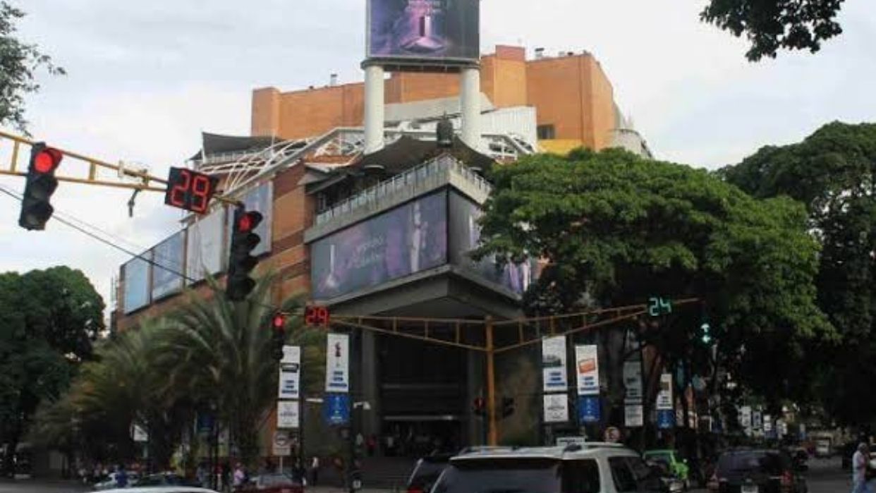 Alcaldía de Baruta removió semáforos de Las Mercedes para avanzar con la construcción de una redoma