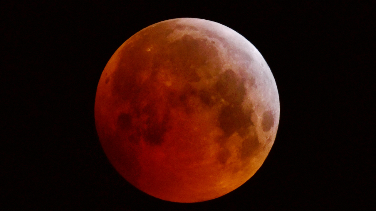 Así se tiñó de rojo el cielo en América con el impresionante eclipse lunar: el último del año | NTN24.COM