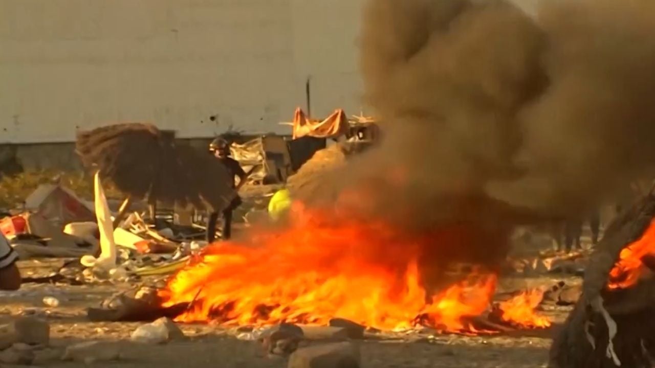 Vecinos de Ceuta prenden fuego a campamento ilegal y explotan contra Pedro Sánchez: “Invasores” | NTN24.COM